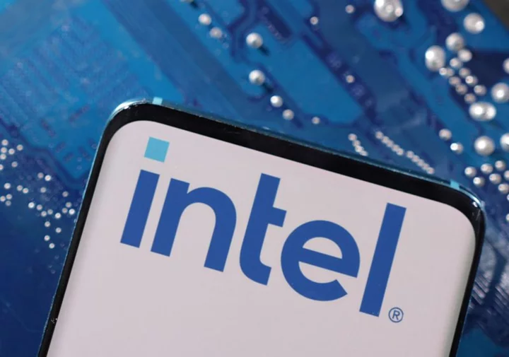 Germany in intensive talks with Intel on chip plant - econ ministry