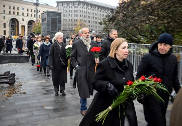 Russians remember Stalin's victims amid crackdown on dissent